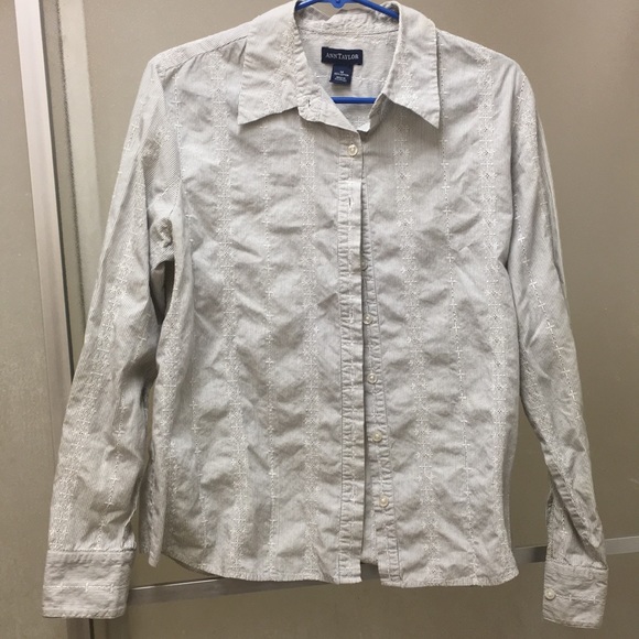 Anne Taylor long sleeve button up. - Picture 3 of 3